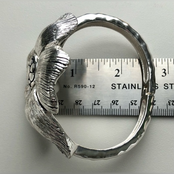 🎉🎉Chunky Silver Tone Flower Bracelet - Picture 10 of 12